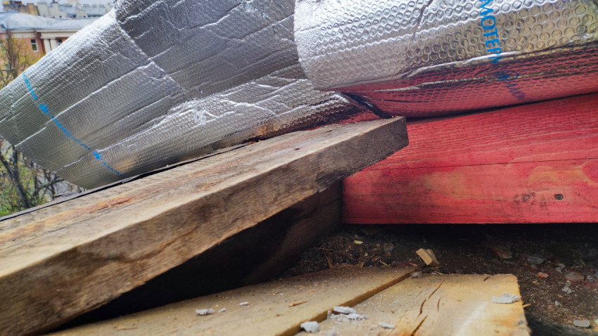 Монтаж утеплителя и деревянных элементов на чердаке здания