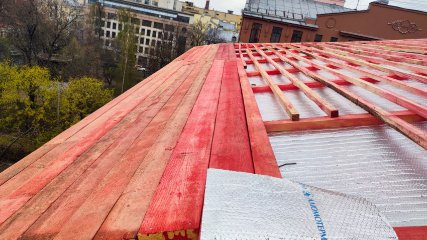 Настил деревянных досок поверх утеплённой кровли