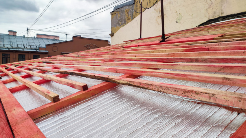 Участок обрешётки на наклонном кровельном скате