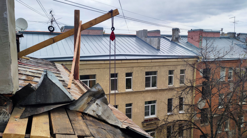 Демонтаж кровли и временная подвесная система на крыше дома