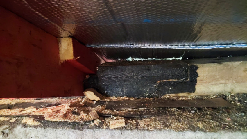 Узел примыкания утеплителя и деревянной конструкции на крыше