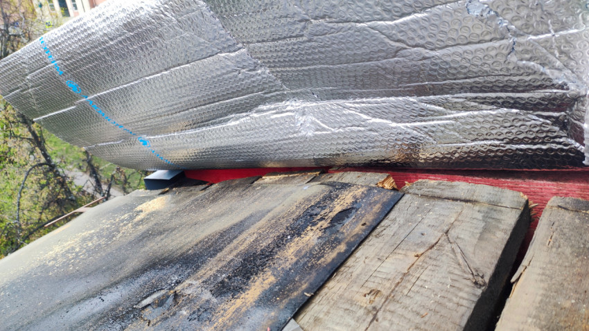 Крепление утеплителя на нижнем крае кровельного ската