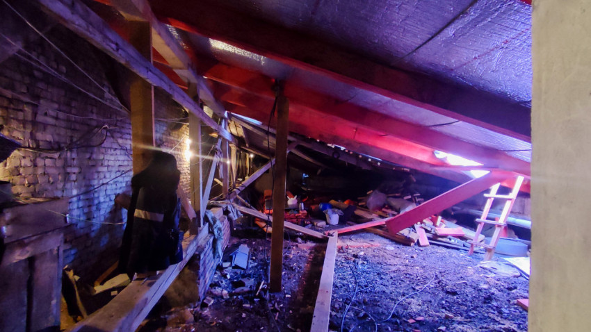 Чердачное помещение жилого здания с конструкциями кровли