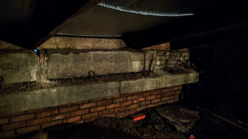 Узел сопряжения кирпичной стены и бетонных элементов в чердачном помещении