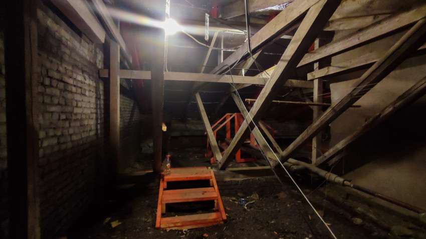 Временная лестница и опорные элементы внутри чердака