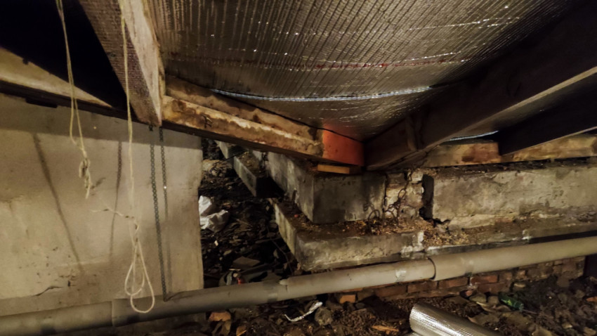 Узел крепления стропильной системы с повреждённой кладкой