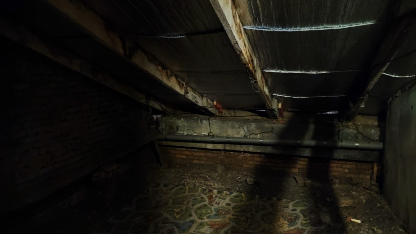 Чердачное пространство с опорами и наклонной кровлей