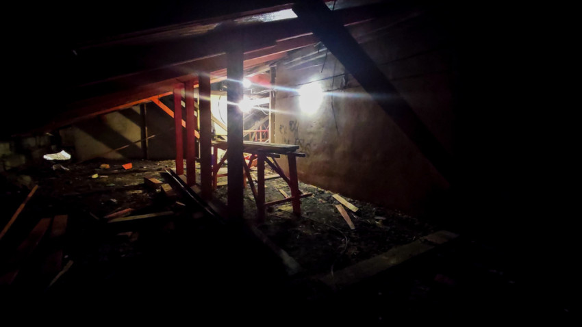 Чердачное помещение с временными опорами и строительными материалами