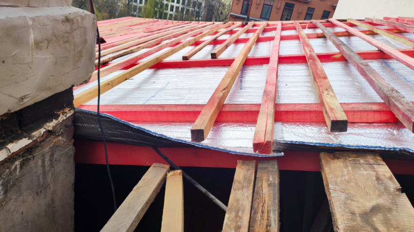 Монтаж обрешётки над проёмом кровельного перекрытия