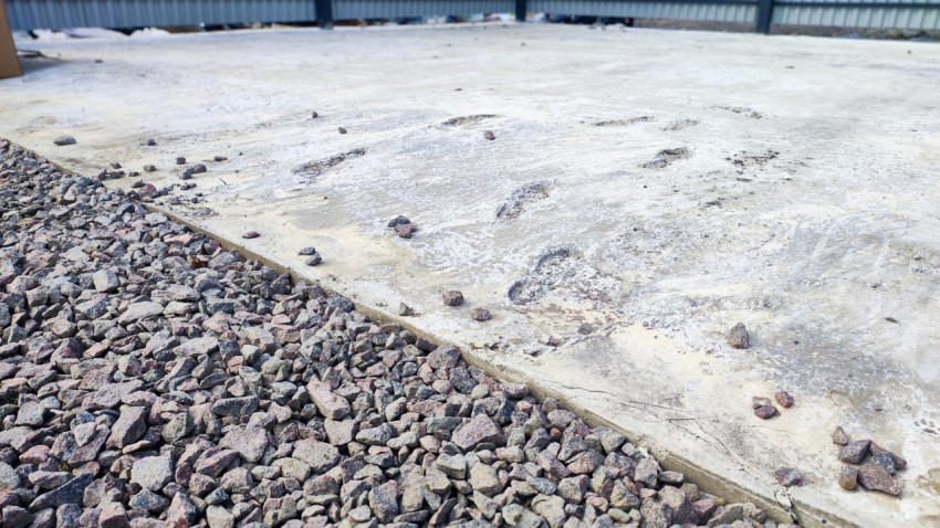 Переход от гравийного покрытия к бетонной площадке