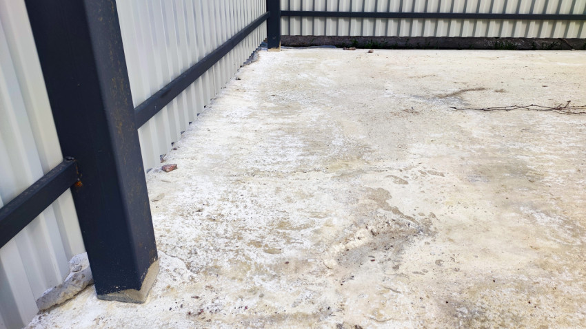 Бетонная площадка у металлического ограждения