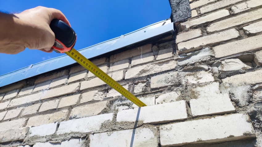 Горизонтальное измерение смещения ряда кирпичей на фасаде здания