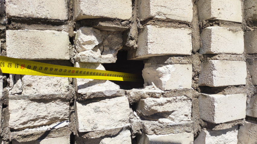 Измерение размера отверстия в повреждённой кирпичной кладке