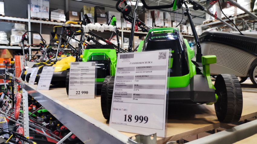 Газонокосилки Greenworks и Champion на выставочной полке