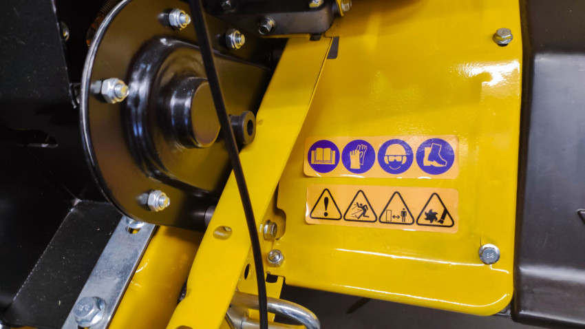 Элементы корпуса мотокультиватора с наклейками предупреждений