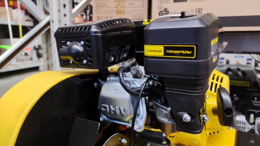 Двигатель мотокультиватора с защитным кожухом и глушителем