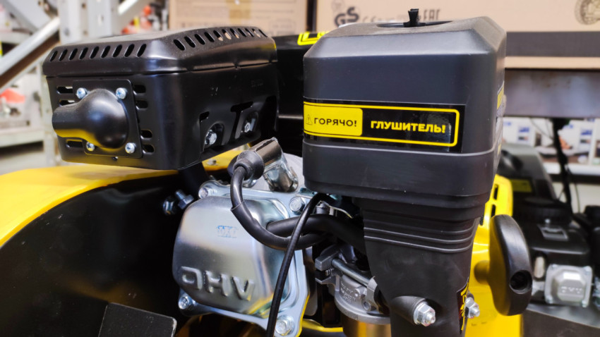 Глушитель и верхняя часть двигателя мотокультиватора