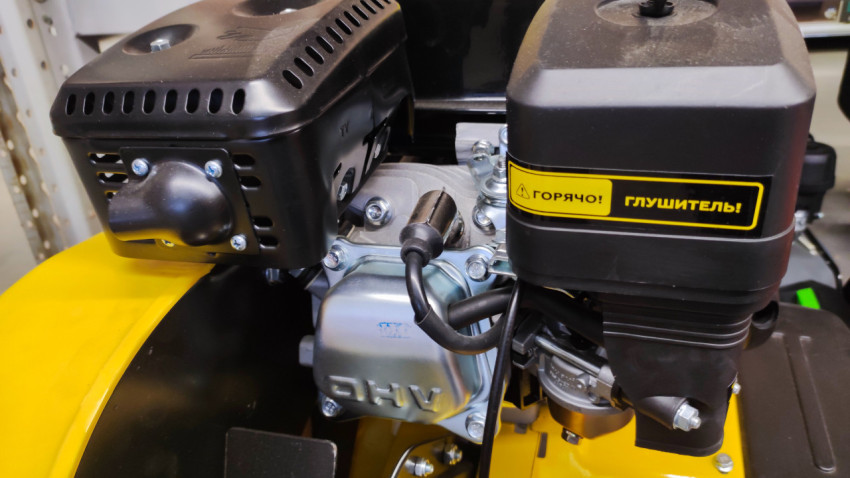 Узлы двигателя мотокультиватора с глушителем и системой подачи топлива