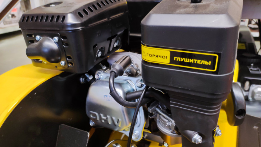 Двигатель мотокультиватора с глушителем и проводкой