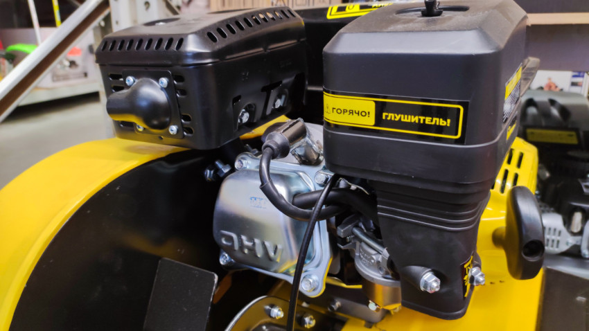 Фрагмент двигательного блока мотокультиватора с защитным глушителем