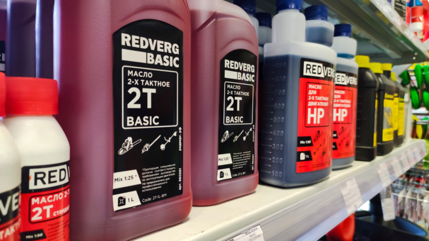 Масла RedVerg для двухтактных двигателей на полке магазина