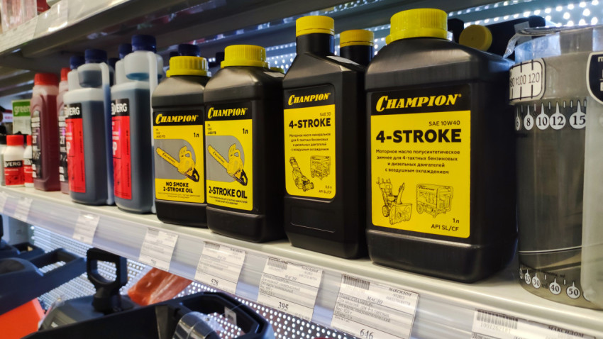 Моторные масла Champion на полке магазина