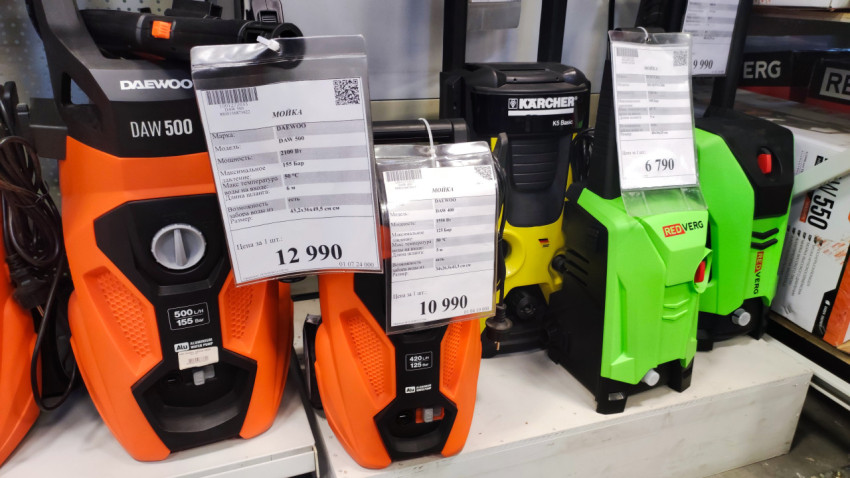 Ассортимент моек высокого давления на полке с ценниками и характеристиками