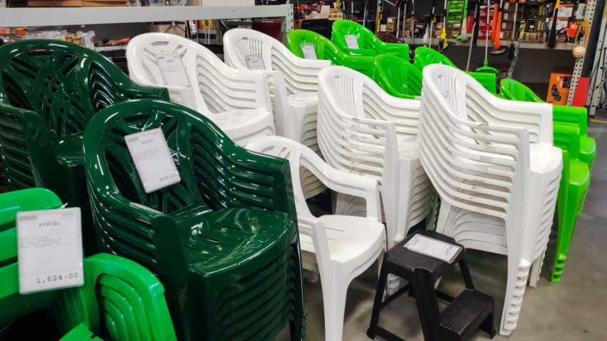 Пластиковые садовые кресла в торговом зале