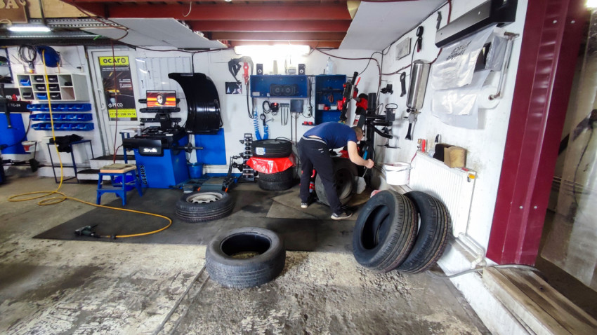 Мастер шиномонтажа за работой в сервисном помещении