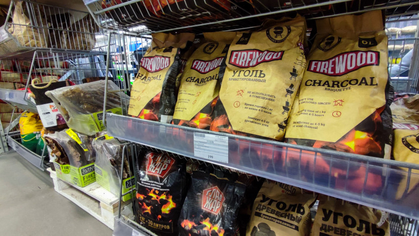 Брикеты угольные Firewood на магазинной полке