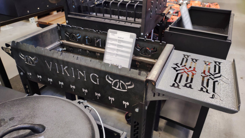 Мангал Viking с боковой полкой и декоративным узором
