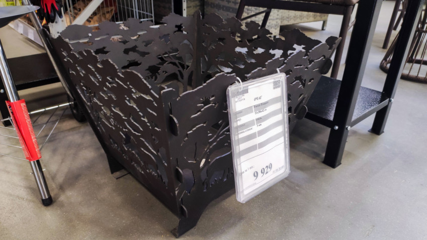 Декоративный очаг из металла с узорными стенками