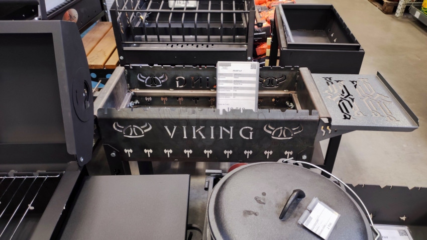 Мангал Viking с декоративной вырезкой на витрине магазина