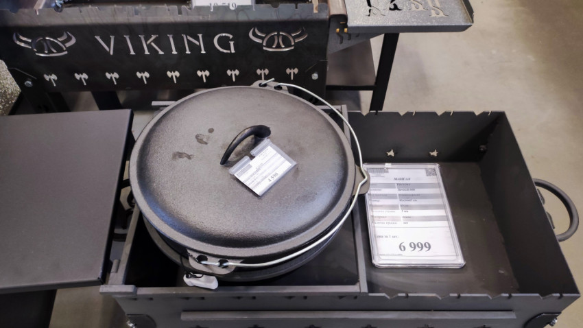 Чугунный казан и металлический мангал в торговом зале