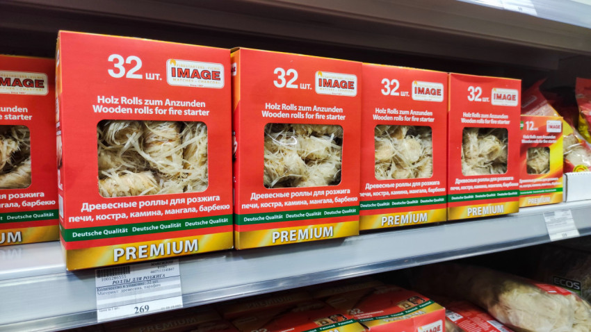 Упаковки деревянных роллов для розжига на магазинной полке