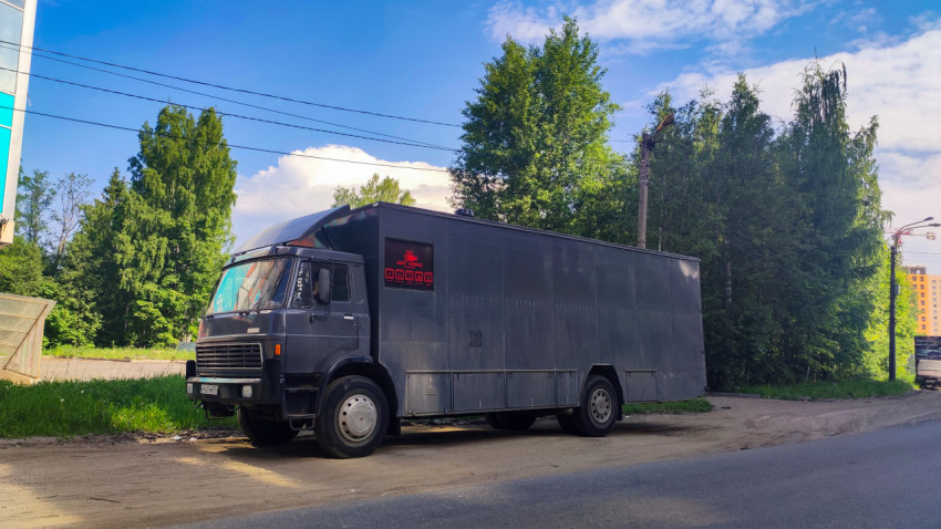 Грузовой фургон, припаркованный у дороги