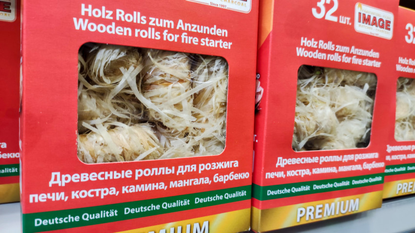 Упаковка деревянных роллов для розжига крупным планом