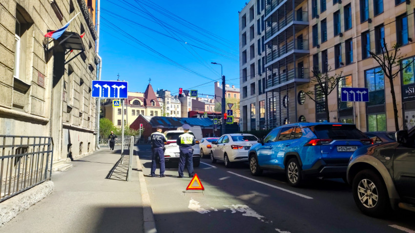 Сотрудники ДПС у автомобиля на городской улице