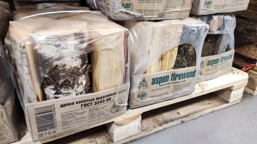 Упакованные березовые и осиновые дрова на паллете
