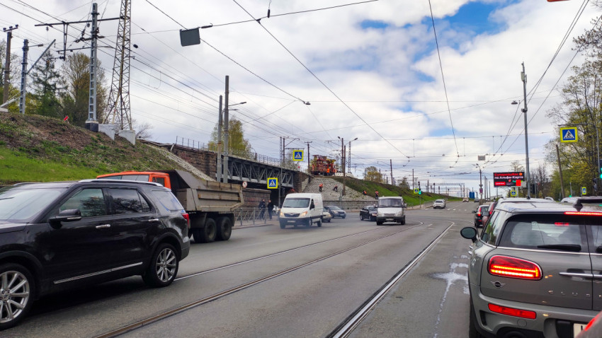 Дорожное движение у железнодорожного путепровода