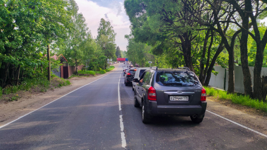 Автомобили в очереди на загородной дороге перед перекрытым участком