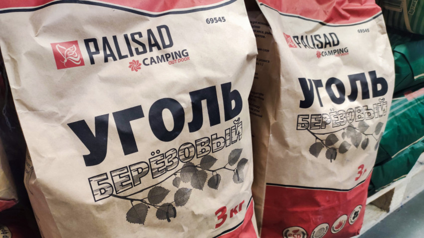 Берёзовый уголь Palisad Camping на магазинной полке