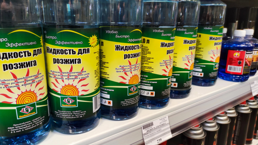 Жидкость для розжига на витрине магазина