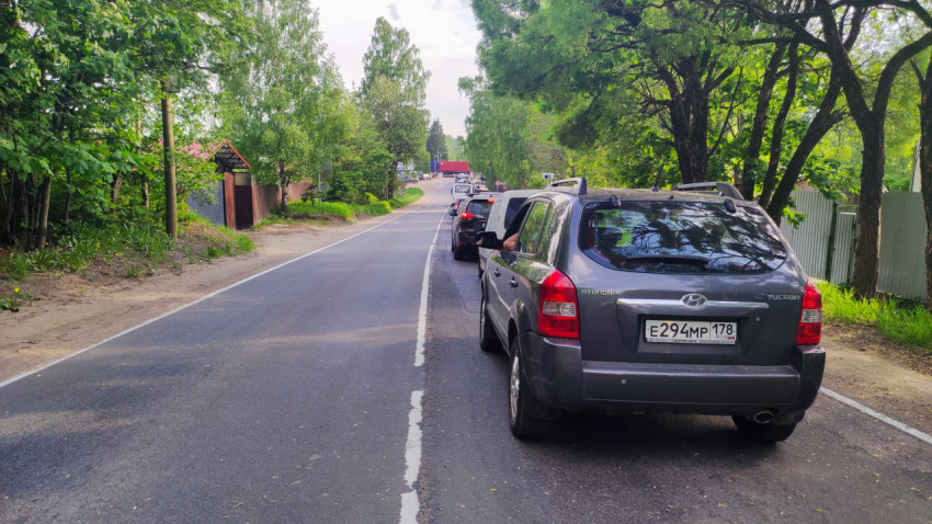 Автомобили в заторе на загородной двухполосной дороге