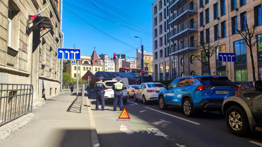 Сотрудники ДПС оформляют остановку автомобиля в центре города