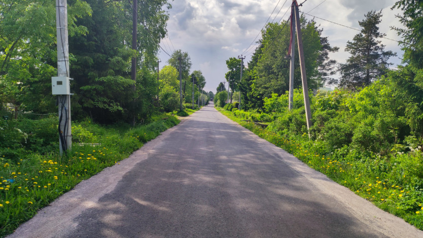 Прямая загородная дорога с линиями электропередачи