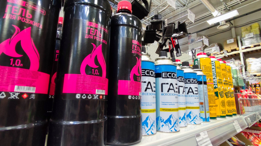 Гель для розжига и газовые баллоны на торговой полке