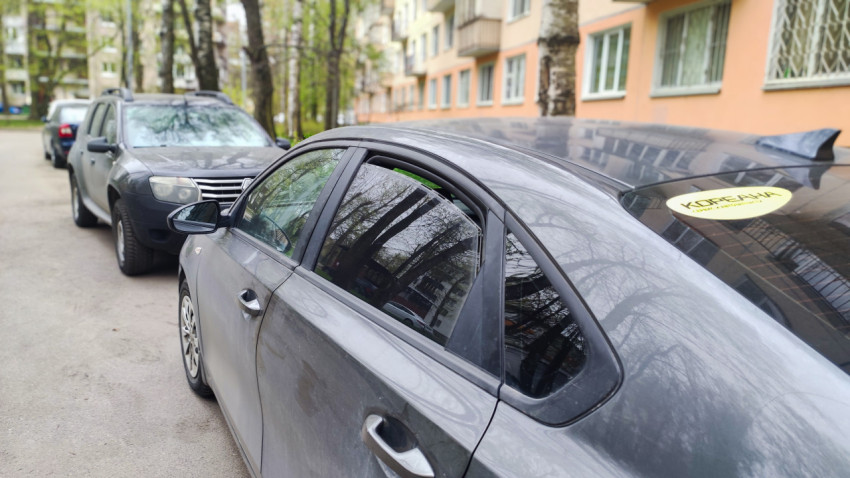 Припаркованные автомобили во дворе жилого дома