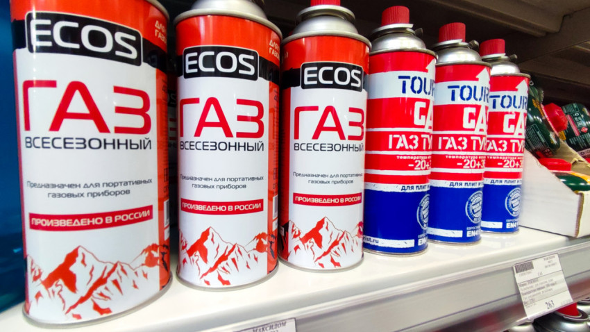 Ряд газовых баллонов ECOS и TOURIST в магазине