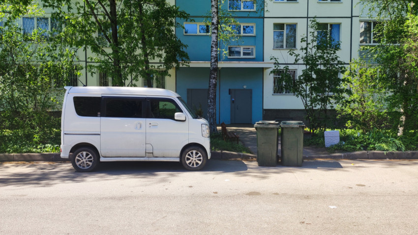 Suzuki Every Wagon у жилого дома с контейнерами